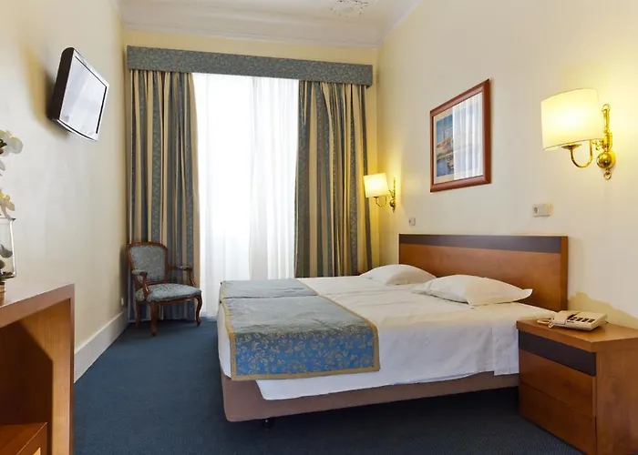 מלון Florescente 3*